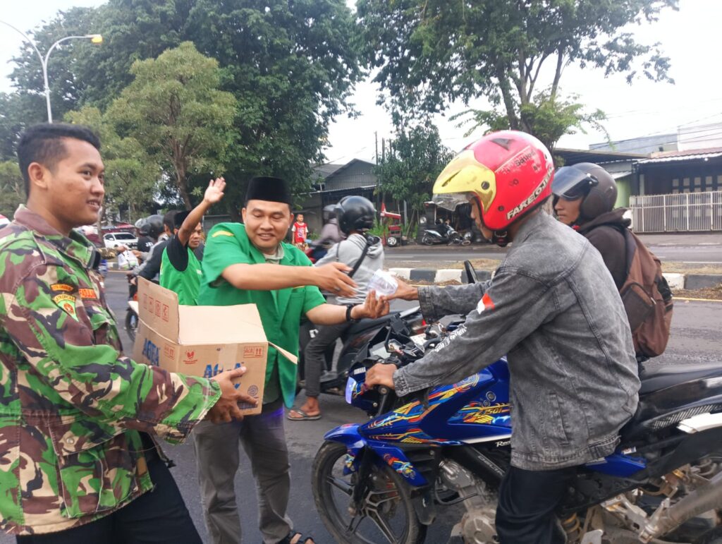 Semangat Kebersamaan Lintas Agama, GP Ansor, Pemuda Katolik, dan Pemuda Demokrat Cirebon Berbagi Ratusan Takjil